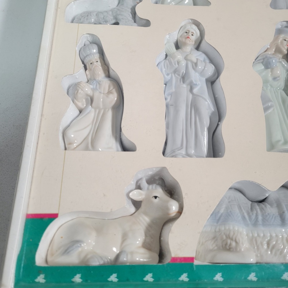 Dynasty Classics Holiday Classics Handpainted 10 Piece Nativity Set Vintage 0567 - Picture 4 of 7